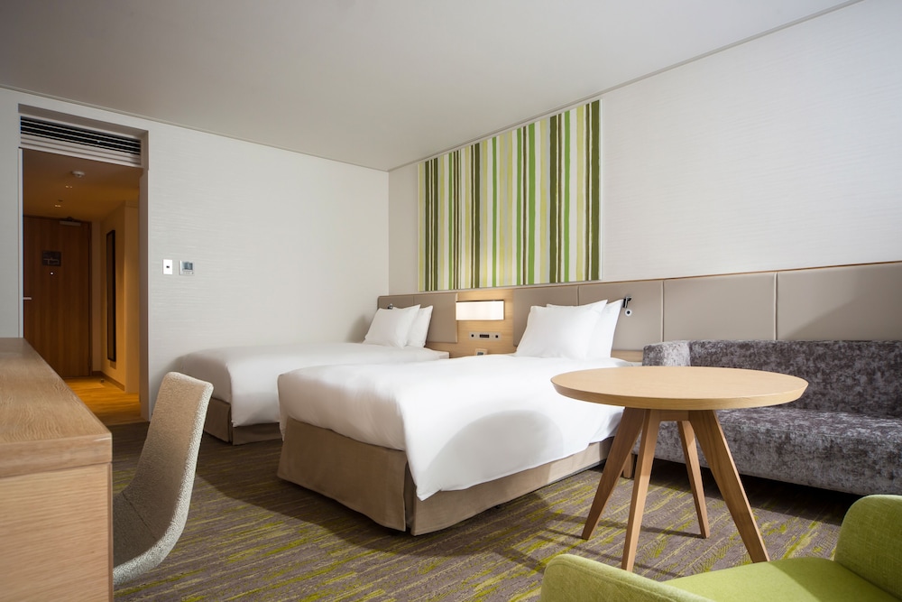 プレミアム ルーム シングルベッド 2 台 バルコニー 客室1 | ANAホリデイインリゾート信濃大町くろよん by IHG