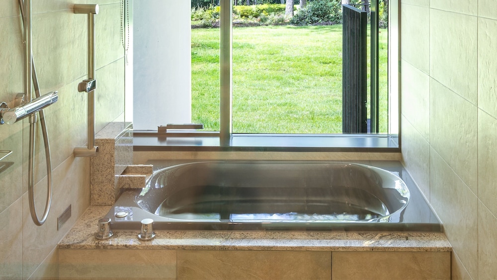 プレミアム ルーム キングベッド 1 台 バリアフリー バルコニー (Private Hot Spring) バスルーム1 | ANAホリデイインリゾート信濃大町くろよん by IHG