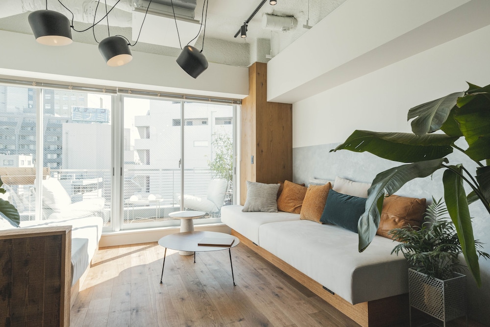 スーペリア スタジオスイート (3F) リビング エリア1 | illi Sun Shimokitazawa