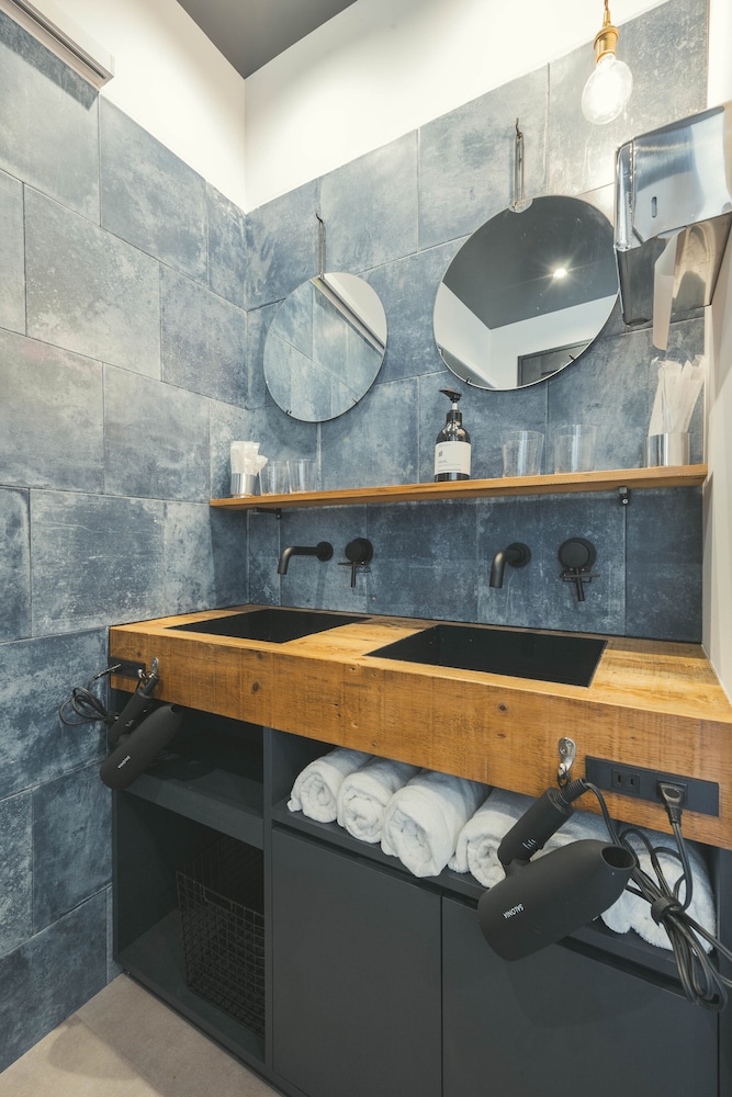 スーペリア スタジオスイート (3F) バスルームのシンク1 | illi Sun Shimokitazawa