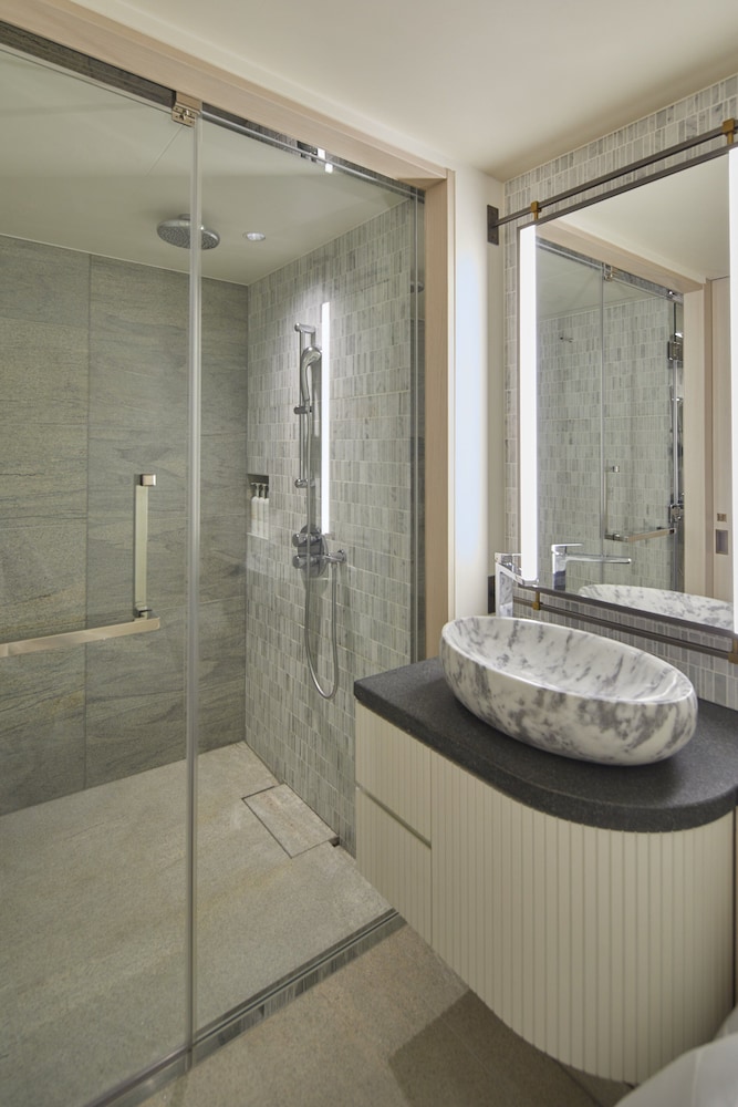 ルーム キングベッド 1 台 (Essential, Walk-In Shower) バスルーム0 | キンプトン新宿東京 by IHG
