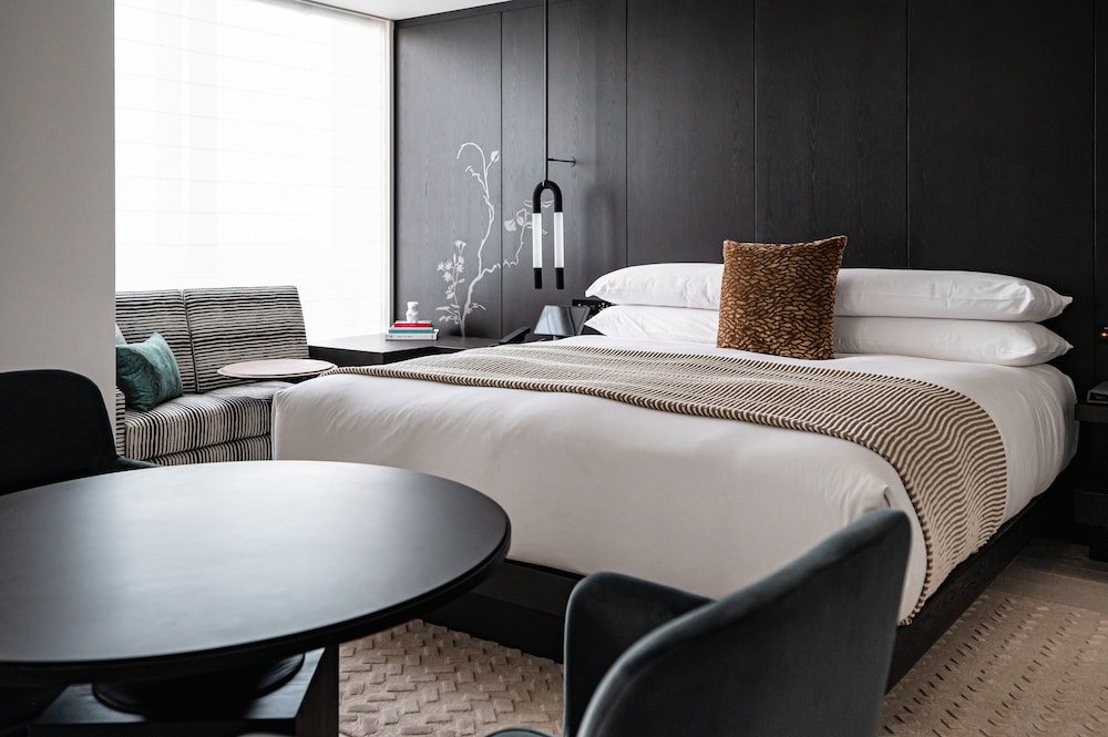 プレミアム ルーム キングベッド 1 台 (Additional Living Area) 客室1 | キンプトン新宿東京 by IHG