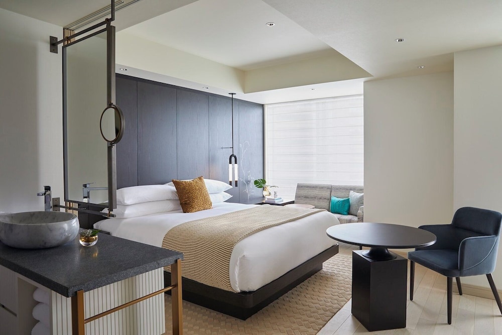 プレミアム ルーム キングベッド 1 台 (Additional Living Area) | キンプトン新宿東京 by IHG