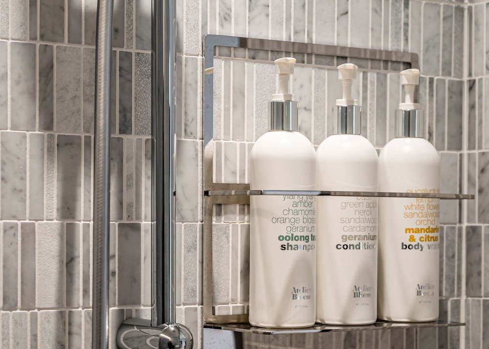 ルーム シングルベッド 2 台 (Essential) | キンプトン新宿東京 by IHG