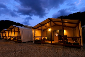 SLOTH GLAMPING