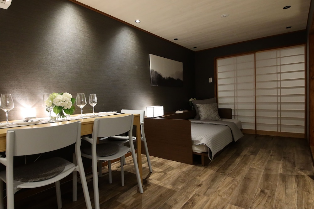 Ikkō 8 客室内のダイニングエリア0 | Shiki Homes | IKKO 一耕の宿 8