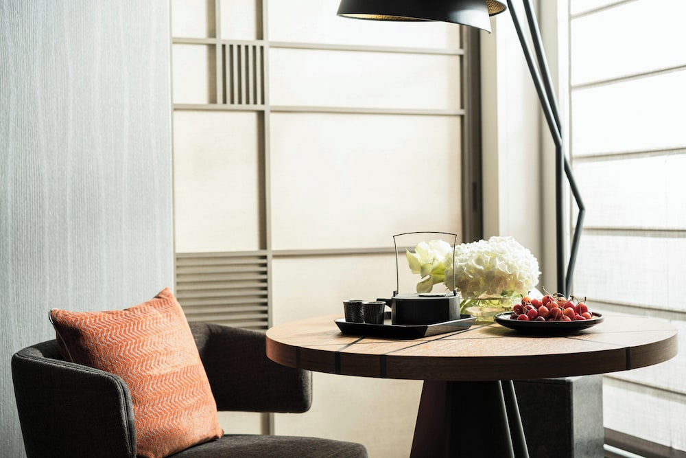 プレミア ルーム キングベッド 1 台 リビング エリア0 | フォーシーズンズホテル東京大手町