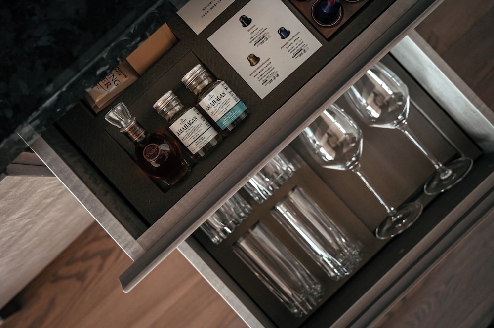 スーペリア ルーム キングベッド 1 台 (Skyline View) ミニバー1 | フォーシーズンズホテル東京大手町