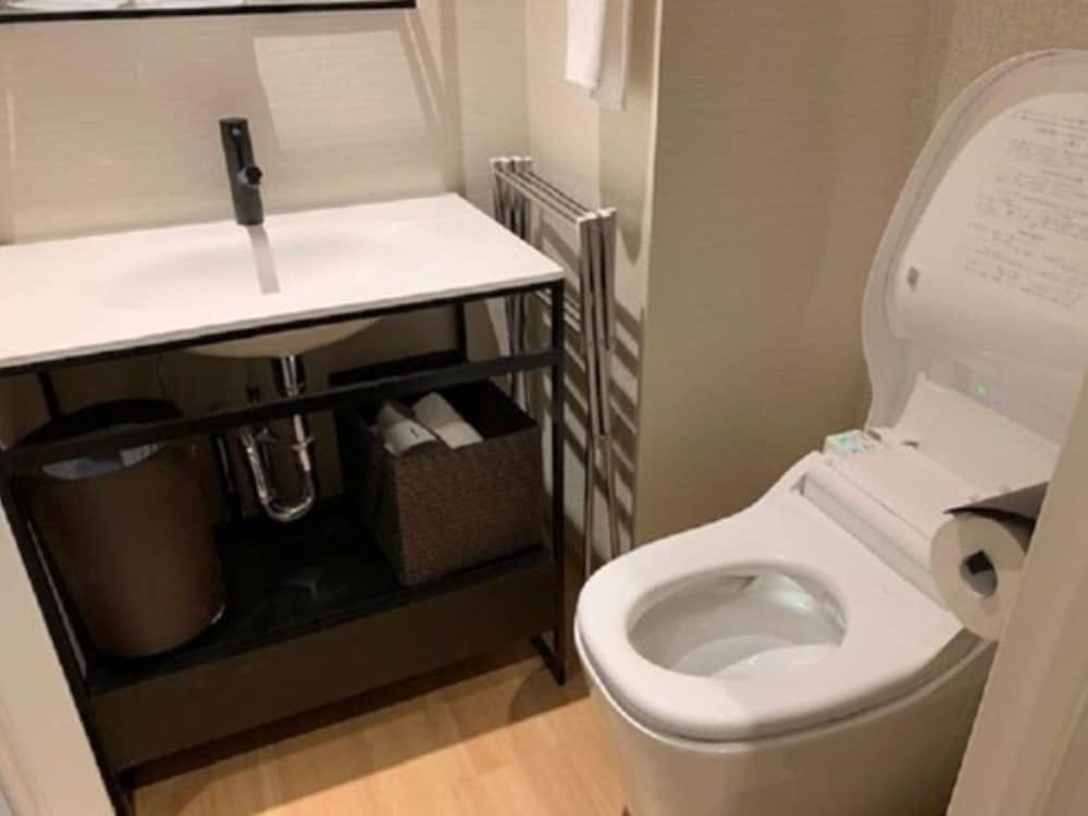 トリプルルーム　シャワー付き バスルーム0 | Stay SAKURA Tokyo 新宿 百蔵