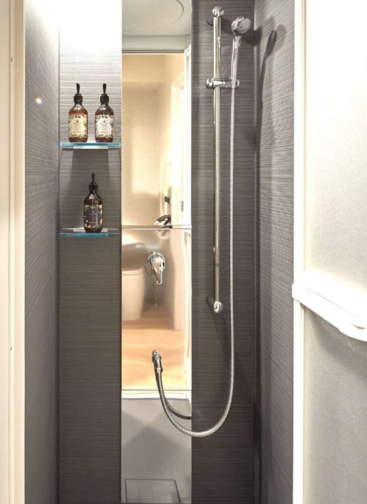 トリプルルーム　シャワー付き バスルームのシャワー0 | Stay SAKURA Tokyo 新宿 百蔵