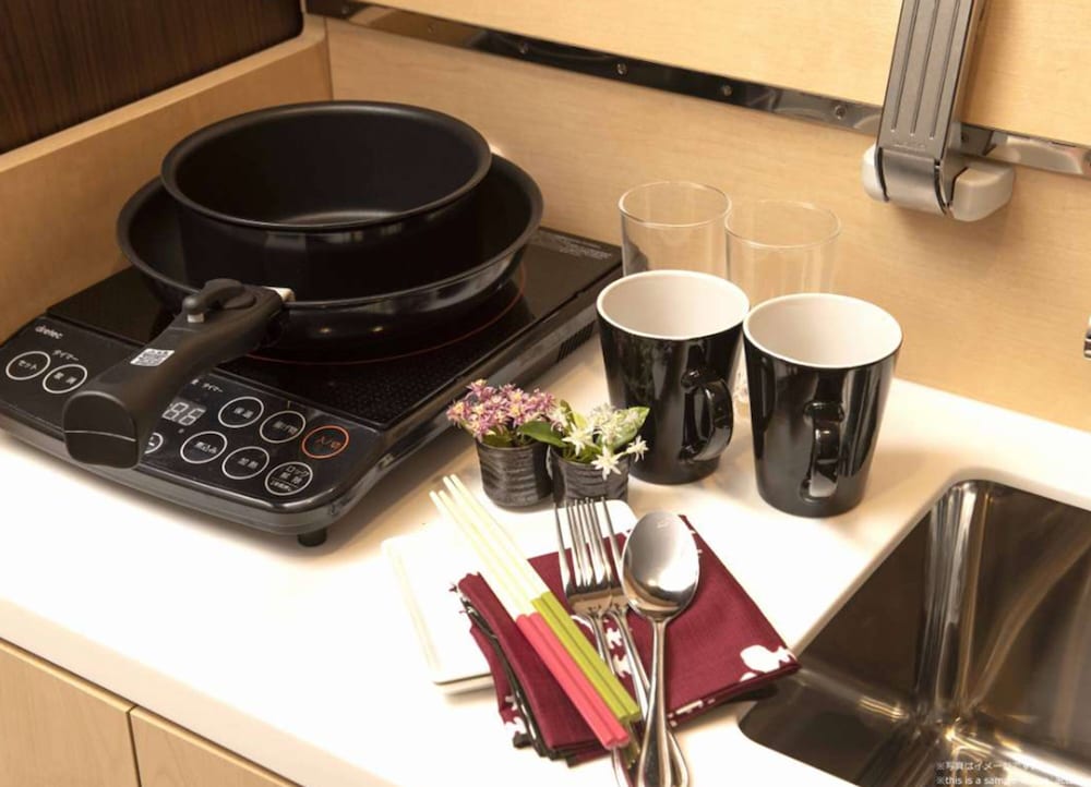 トリプルルーム　シャワー付き 専用キッチン0 | Stay SAKURA Tokyo 新宿 百蔵