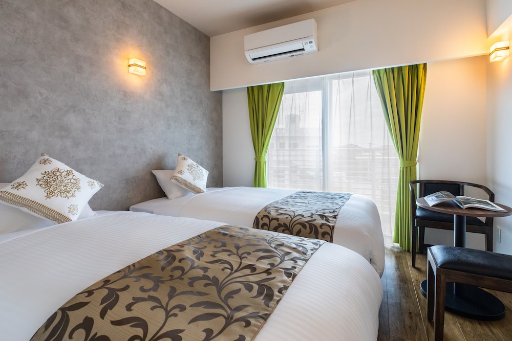 エコノミー ツインルーム 客室1 | Mr.KINJO in front of Manza Beach