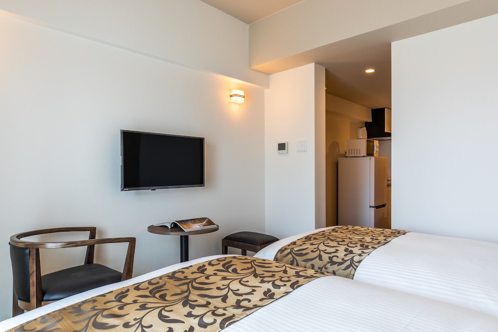 エコノミー ツインルーム 客室2 | Mr.KINJO in front of Manza Beach