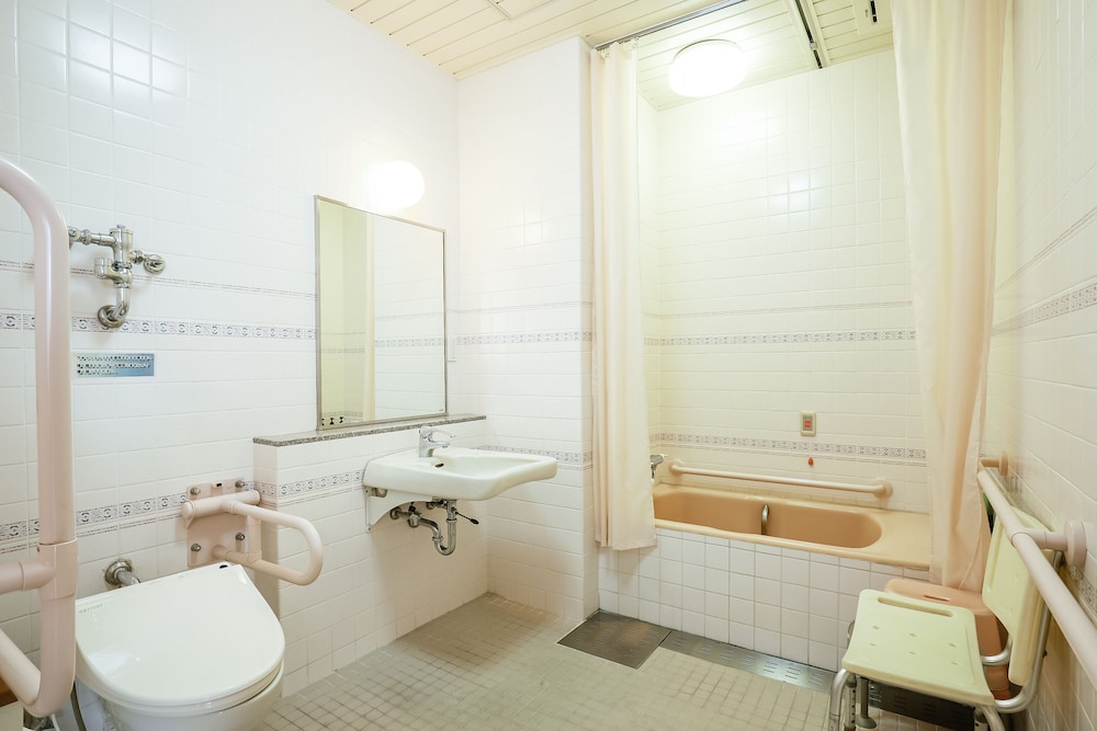 バリアフリールーム(バス付)禁煙 客室2 | 亀の井ホテル 観音寺