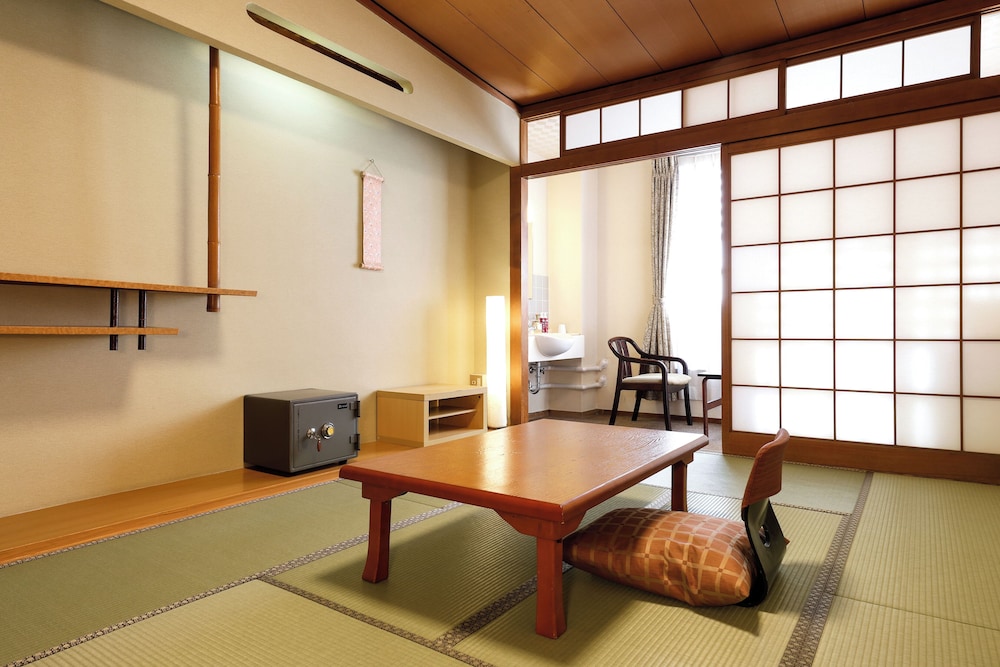 和室7.5畳 WC付 素泊まり 客室2 | 道後グランド ホテル