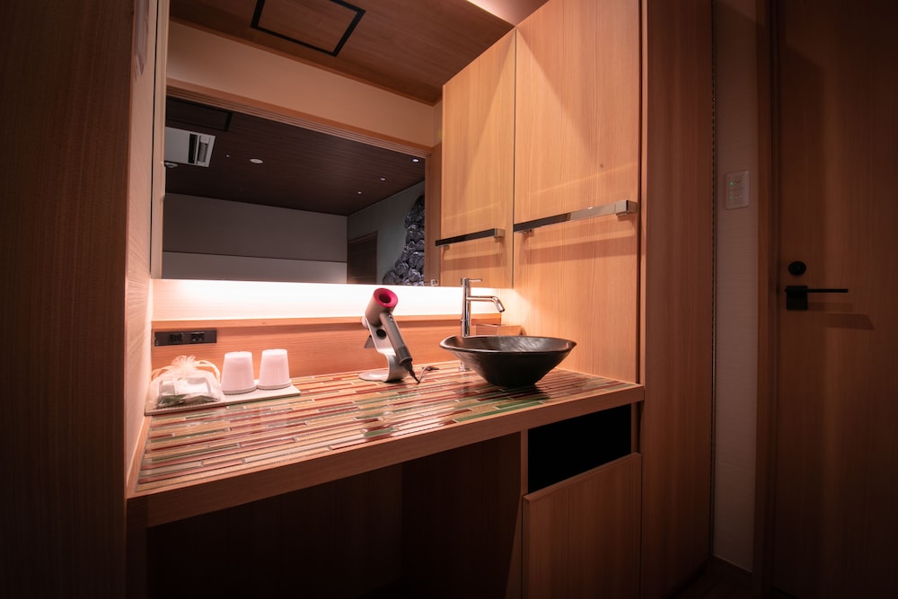 まつかぜ-matsukaze- バスルームのシンク0 | 城崎温泉 炭平別邸 季ト時