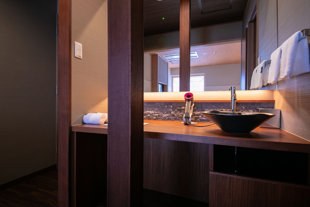 ひなび-hinabi- バスルームのシンク0 | 城崎温泉 炭平別邸 季ト時