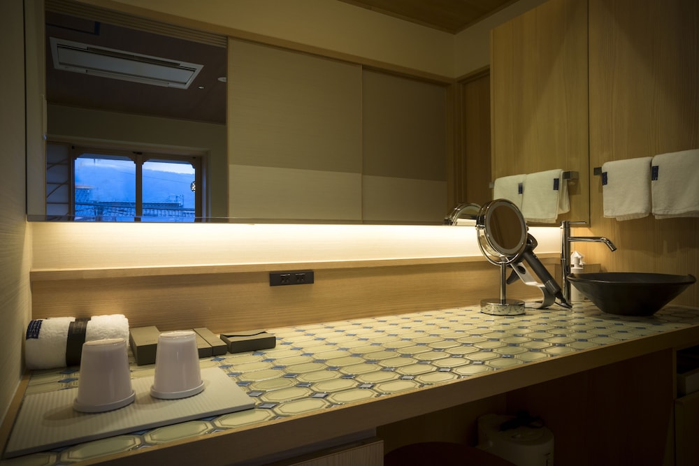 かげつ-kagetsu- バスルームのシンク0 | 城崎温泉 炭平別邸 季ト時