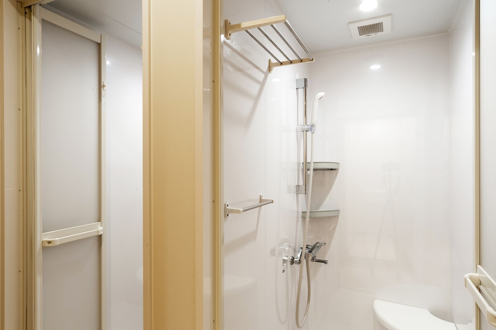 302 ベーシック ツインルーム シングルベッド 2 台 禁煙 バスルームのシャワー0 | 環翠楼別館