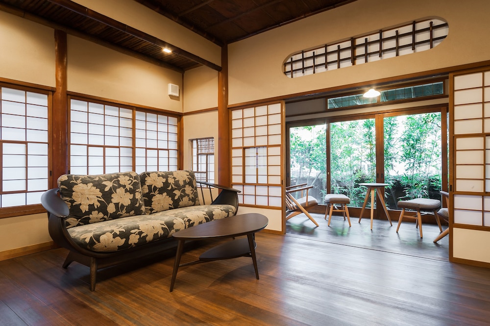 101ベーシック ツインルーム シングルベッド 2 台 お手洗い付き 禁煙 1 階 客室の設備とサービス1 | 環翠楼別館