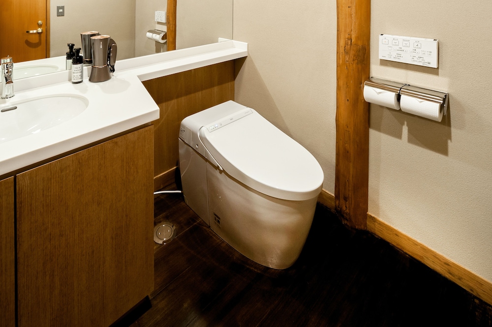 101ベーシック ツインルーム シングルベッド 2 台 お手洗い付き 禁煙 1 階 バスルーム0 | 環翠楼別館