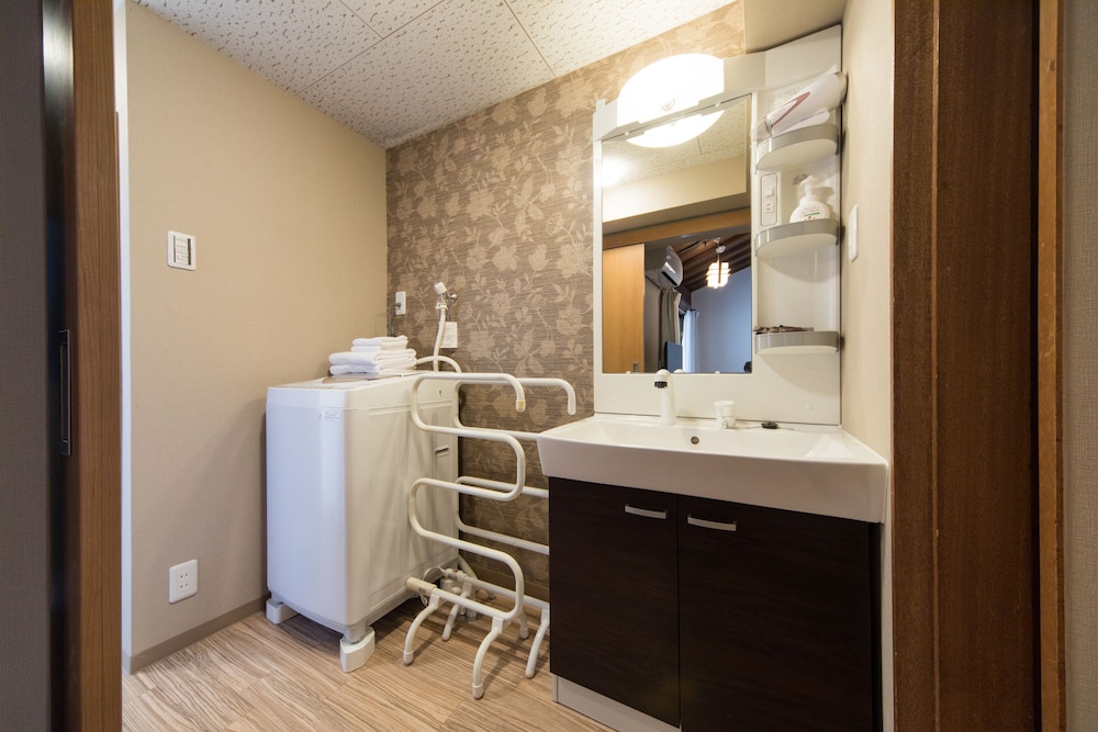 一棟貸し (部屋面積:50平米) バスルームのシンク1 | Kyomachiya House IZO