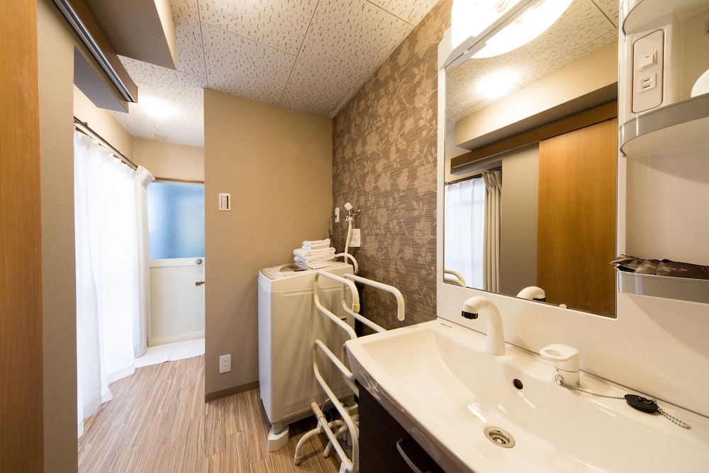 一棟貸し (部屋面積:50平米) バスルームのシンク2 | Kyomachiya House IZO