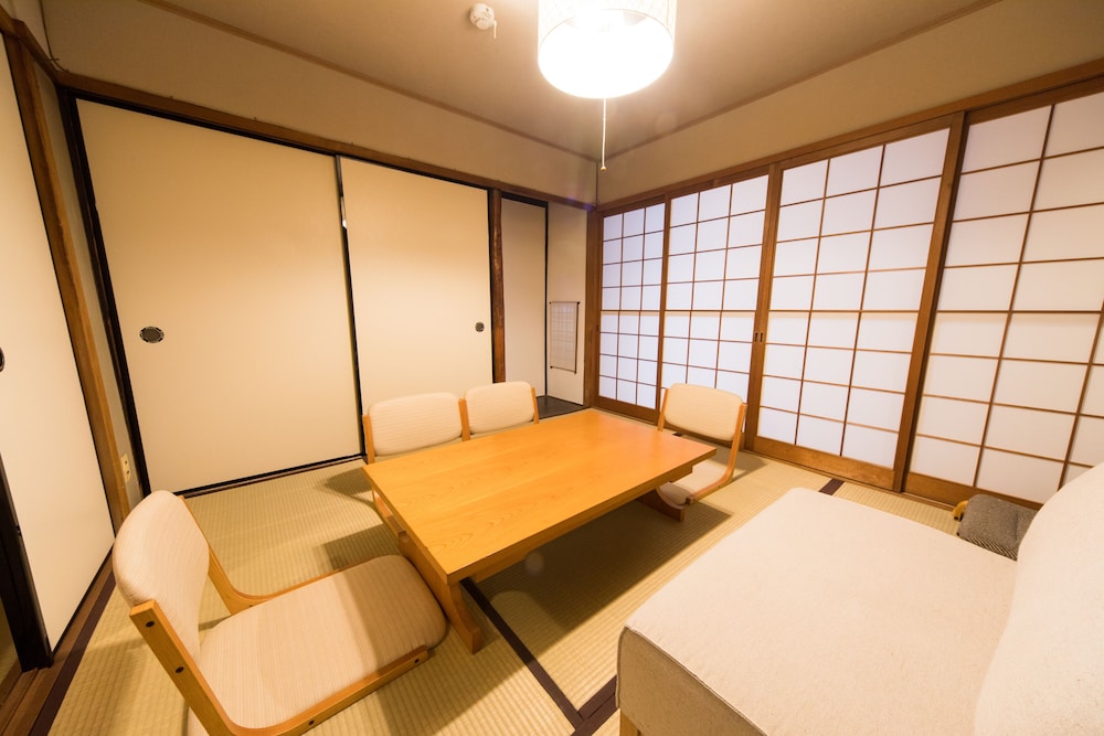 一棟貸し (部屋面積:50平米) リビングルーム3 | Kyomachiya House IZO