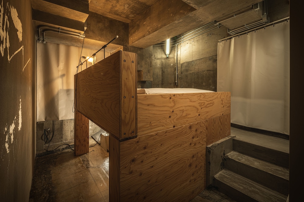 スタンダード クイーンルーム 禁煙 客室1 | BnA_WALL