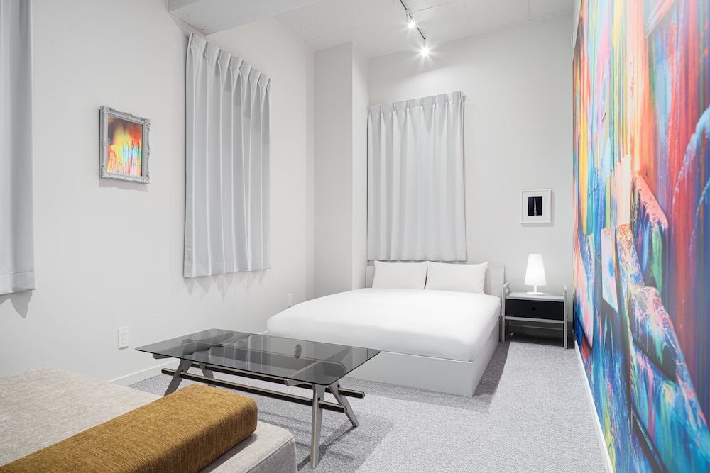 スーペリア ダブルルーム 禁煙 ("The World After Five Minutes") 客室1 | BnA_WALL