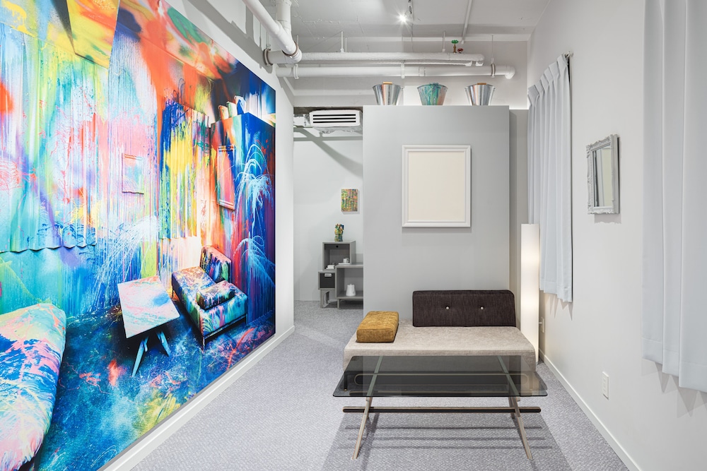 スーペリア ダブルルーム 禁煙 ("The World After Five Minutes") 客室2 | BnA_WALL