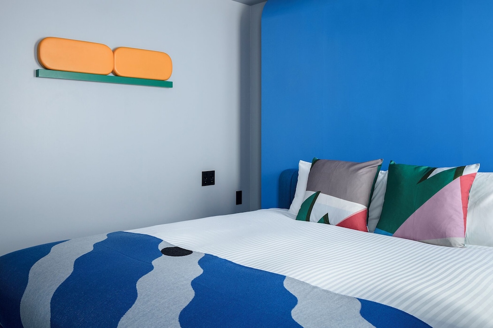 スタンダード クイーンルーム 禁煙 客室3 | BnA_WALL