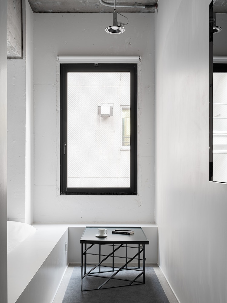 スタンダード クイーンルーム 禁煙 客室2 | BnA_WALL