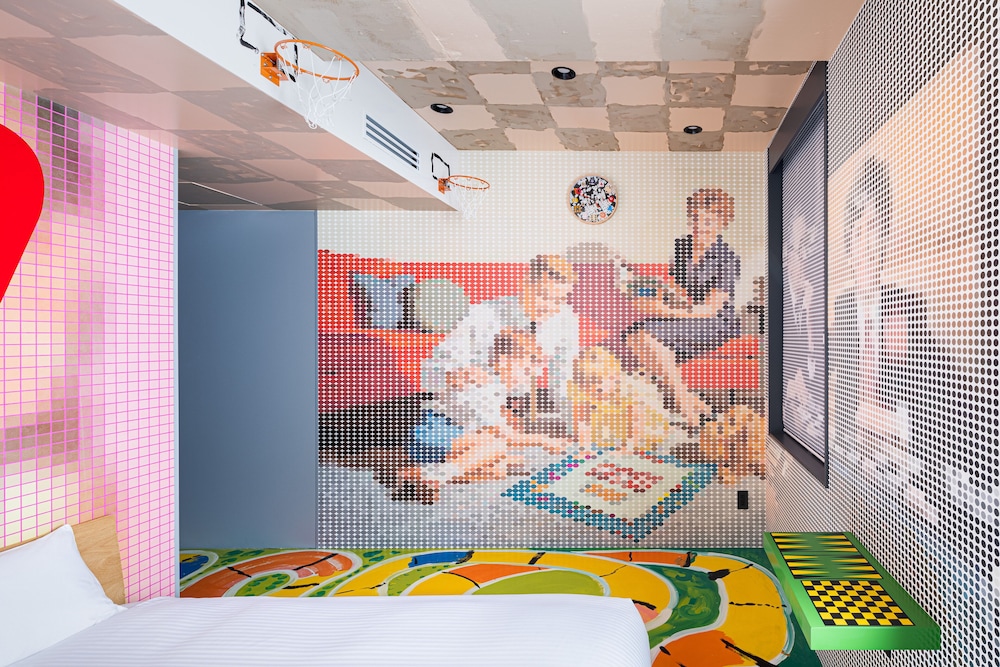 スタンダード ツインルーム 禁煙 (HARDCORE GAME ROOM) 客室2 | BnA_WALL