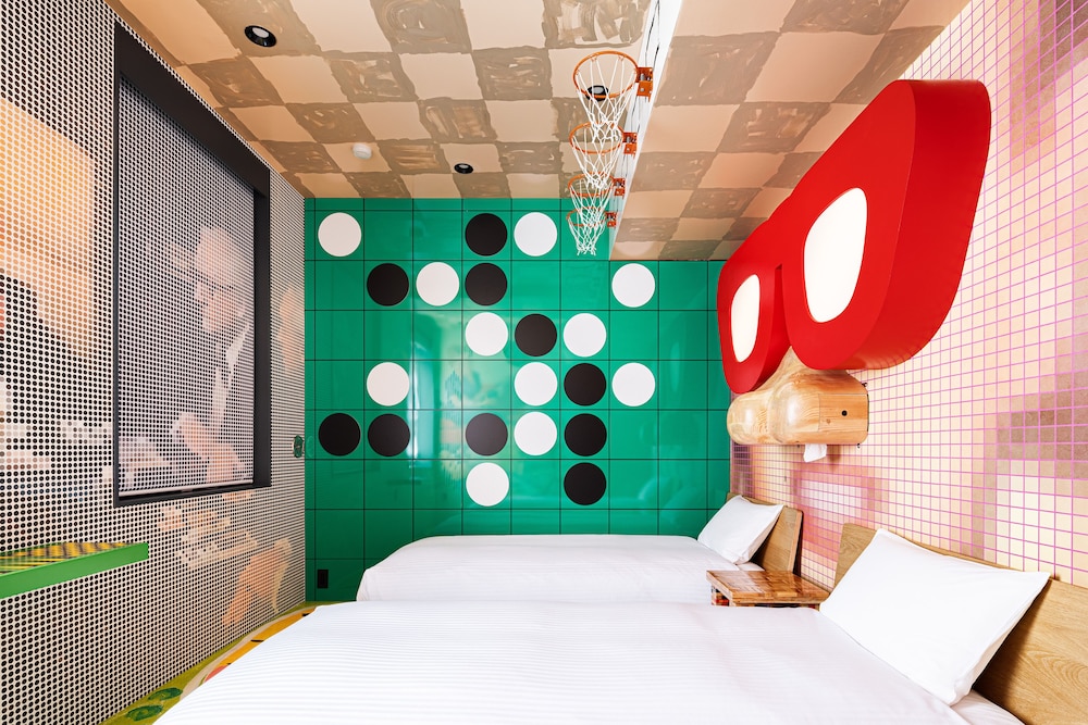 スタンダード ツインルーム 禁煙 (HARDCORE GAME ROOM) 客室1 | BnA_WALL