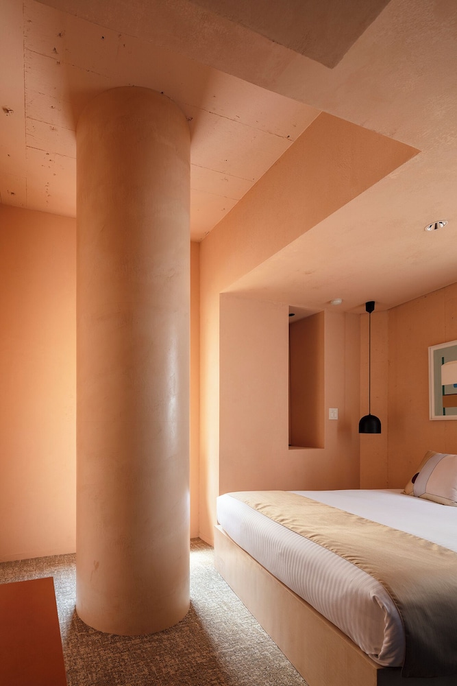 スタンダード クイーンルーム 禁煙 客室2 | BnA_WALL