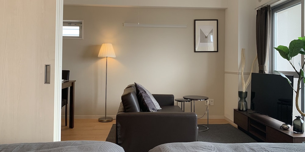 ファミリースイート ブラウン 6 リビング エリア5 | オールステイ知花