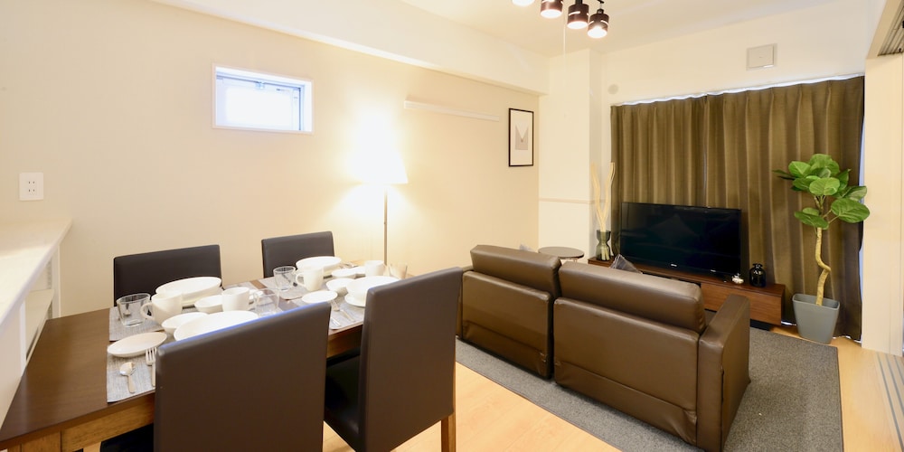 ファミリースイート ブラウン 6 客室内のダイニングエリア0 | オールステイ知花