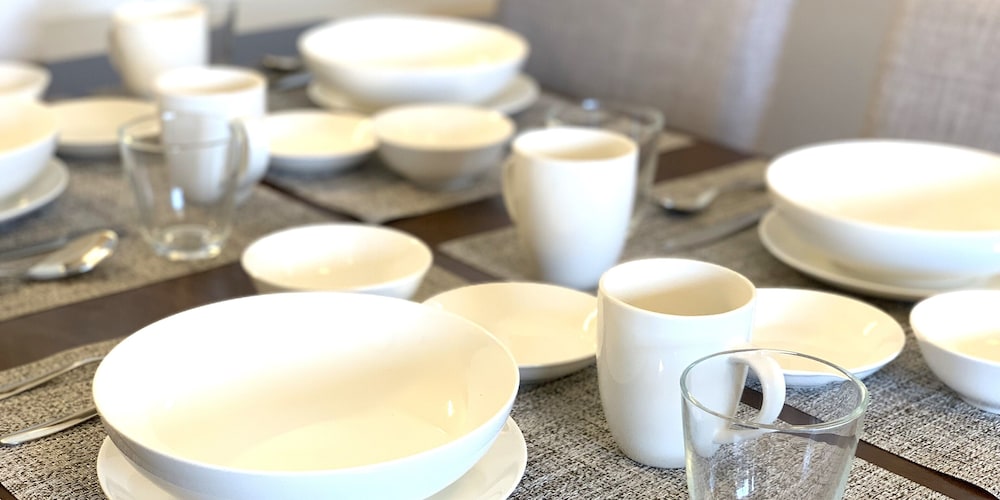 ファミリースイート リゾート (1~6名用） 客室内のダイニングエリア1 | オールステイ知花