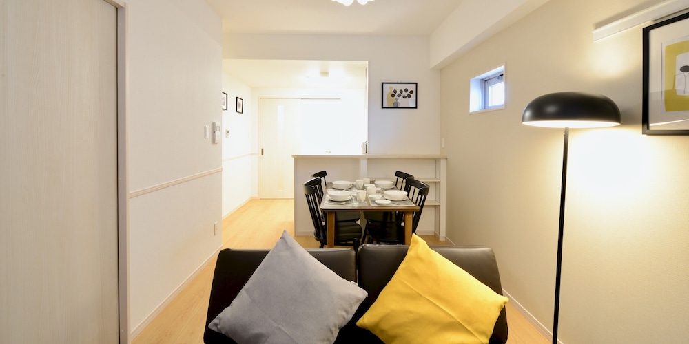 ファミリースイート ノルディック リビング エリア1 | オールステイ知花