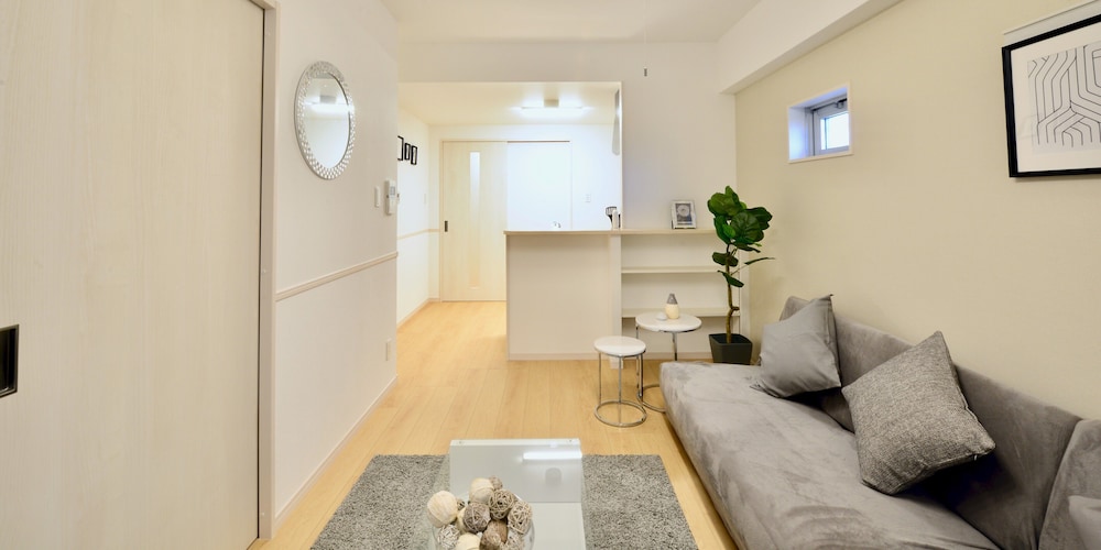 ファミリースイート ホワイトグレイ (1~6名用) リビング エリア4 | オールステイ知花