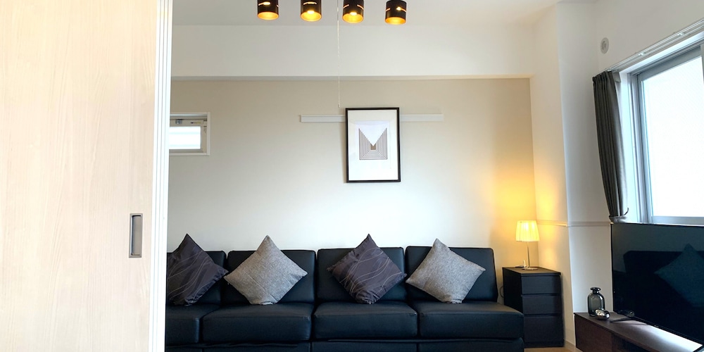 ファミリースイート ブラウン 8 (1~6名用） リビング エリア1 | オールステイ知花