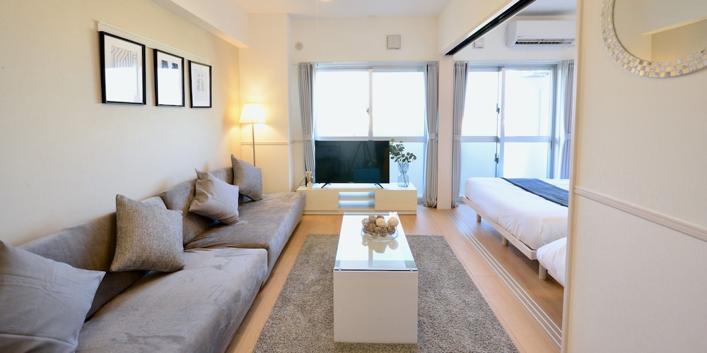 ファミリースイート ホワイトグレイ (1~6名用) リビング エリア1 | オールステイ知花