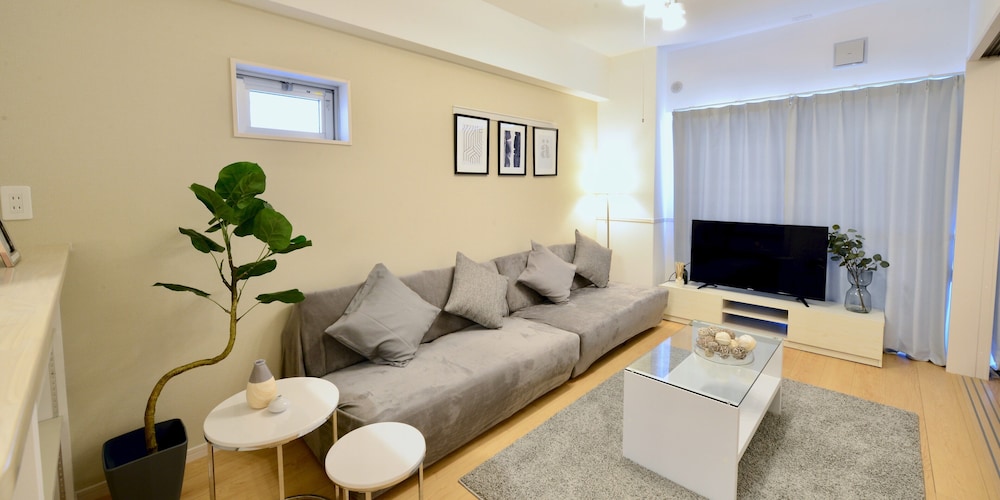 ファミリースイート ホワイトグレイ (1~6名用) リビング エリア0 | オールステイ知花