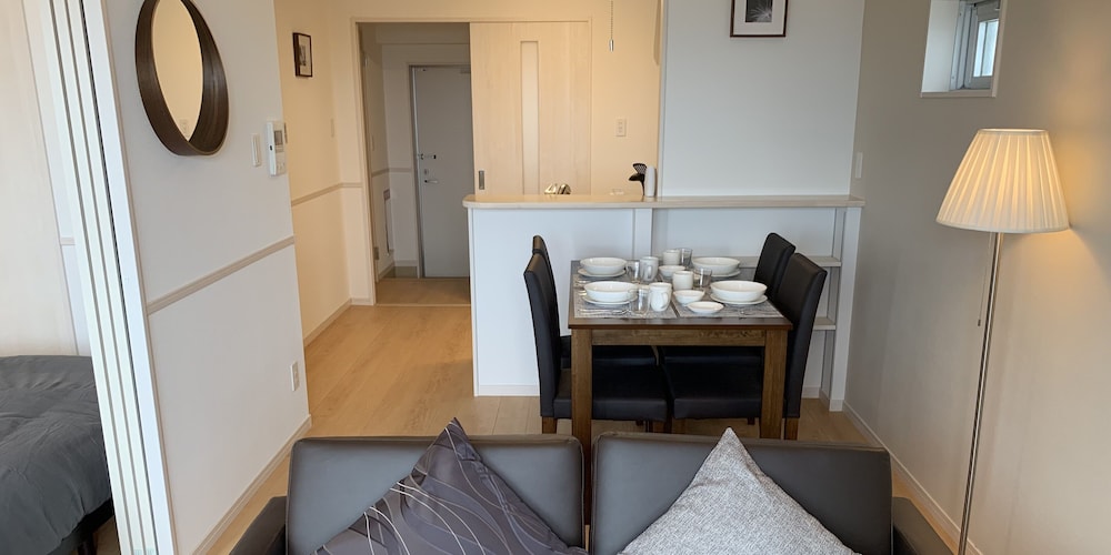 ファミリースイート ブラウン 6 客室内のダイニングエリア1 | オールステイ知花