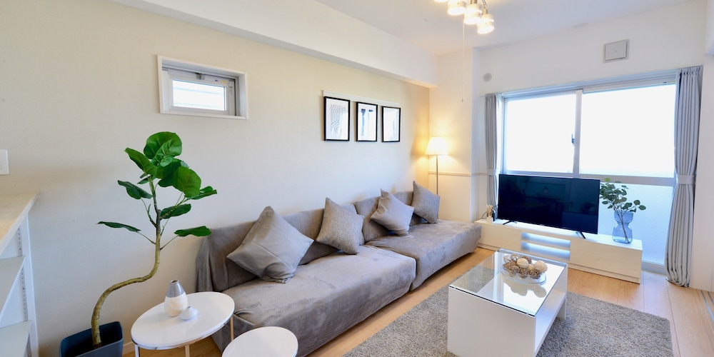 ファミリースイート ホワイトグレイ (1~6名用) リビング エリア3 | オールステイ知花