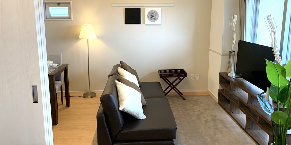 ファミリースイート リゾート (1~6名用） リビング エリア2 | オールステイ知花