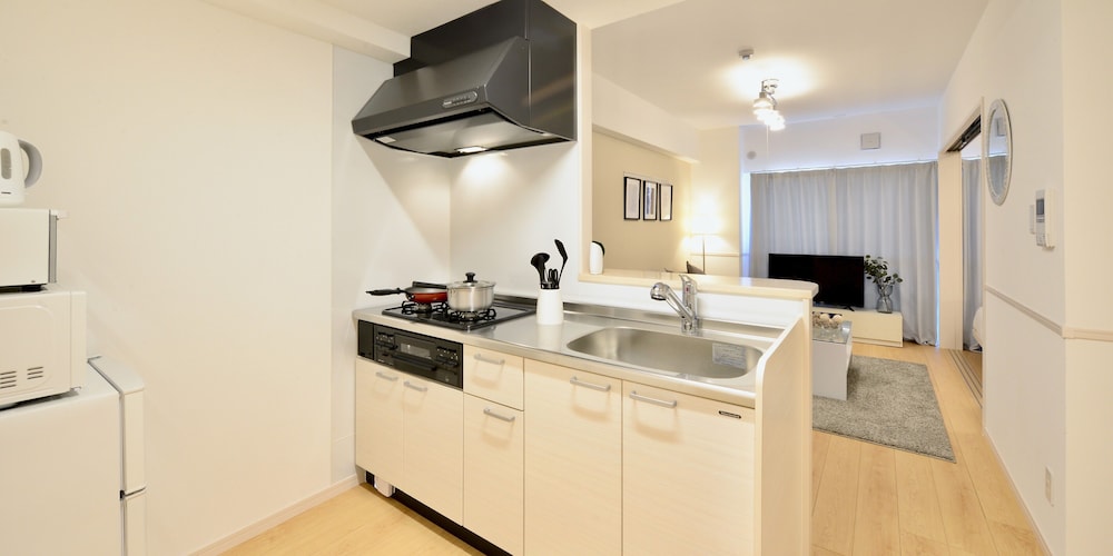 ファミリースイート ホワイトグレイ (1~6名用) 専用キッチン2 | オールステイ知花