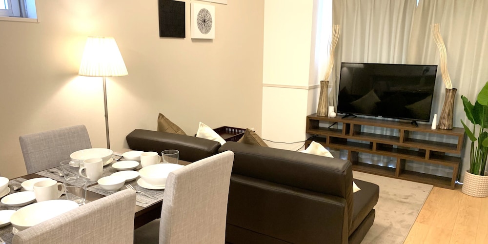 ファミリースイート リゾート (1~6名用） 客室内のダイニングエリア0 | オールステイ知花