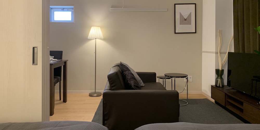 ファミリースイート ブラウン 6 リビング エリア1 | オールステイ知花